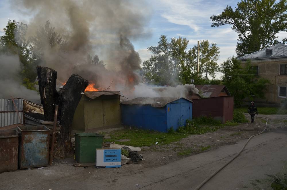 Пожар сараев в Пролетарском округе: фоторепортаж Пожар сараев в Пролетарском округе: фоторепортаж