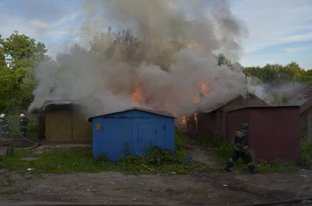 Пожар сараев в Пролетарском округе: фоторепортаж Пожар сараев в Пролетарском округе: фоторепортаж