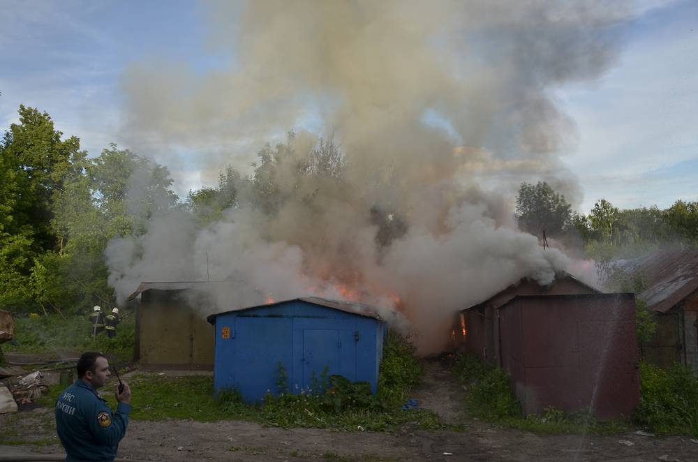 Пожар сараев в Пролетарском округе: фоторепортаж Пожар сараев в Пролетарском округе: фоторепортаж