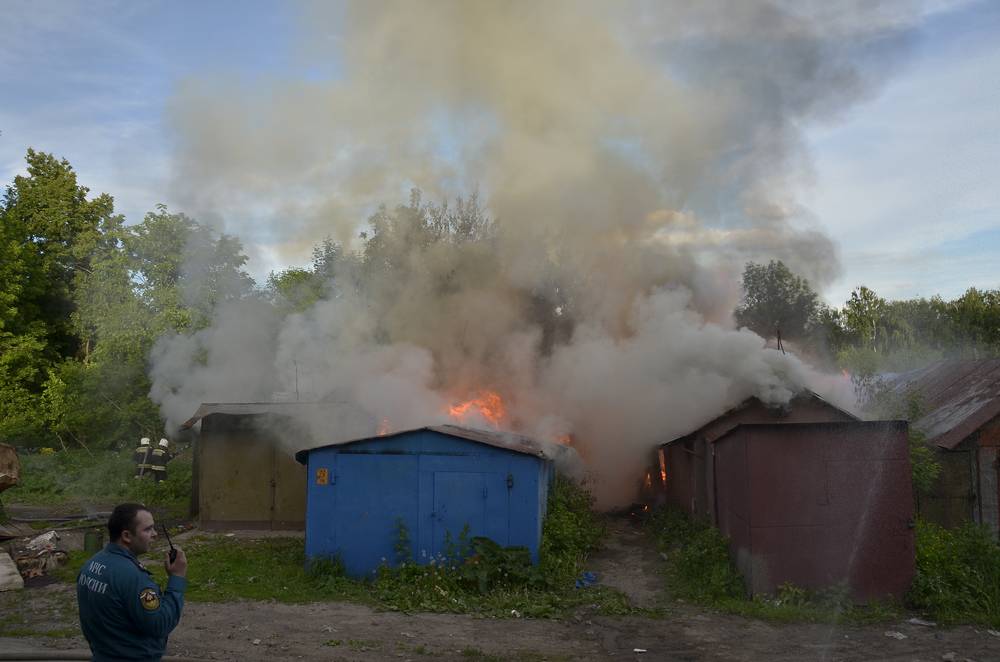 Пожар сараев в Пролетарском округе: фоторепортаж Пожар сараев в Пролетарском округе: фоторепортаж