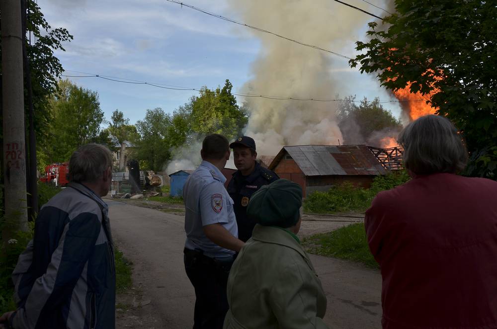 Пожар сараев в Пролетарском округе: фоторепортаж Пожар сараев в Пролетарском округе: фоторепортаж