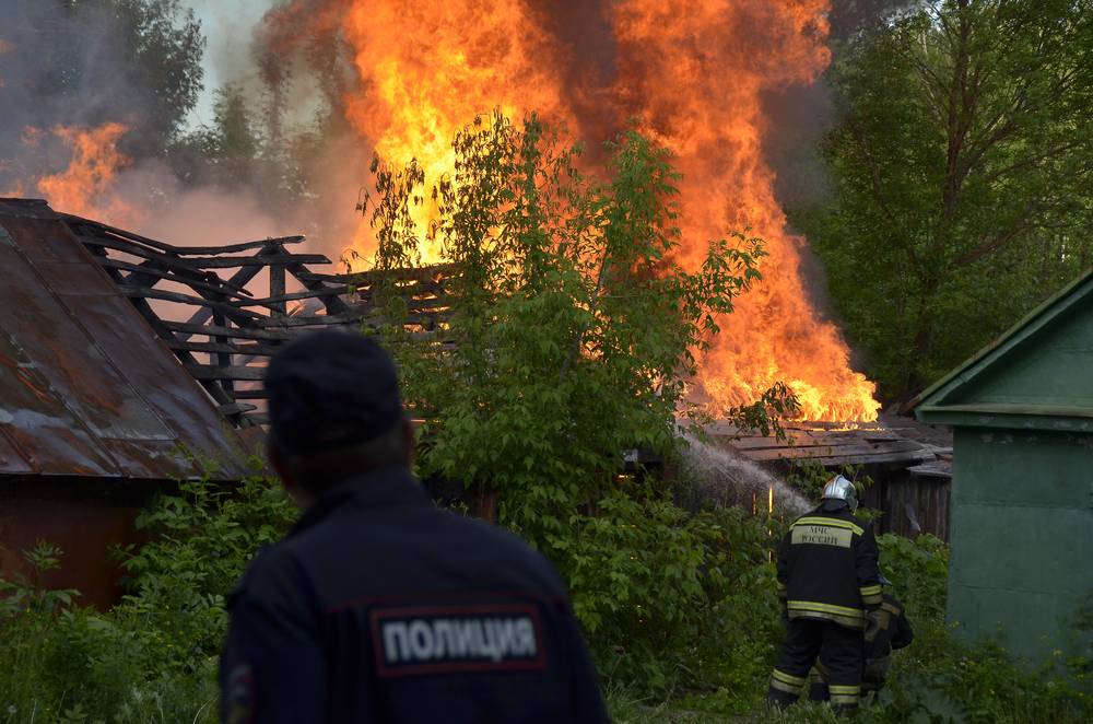 Пожар сараев в Пролетарском округе: фоторепортаж Пожар сараев в Пролетарском округе: фоторепортаж