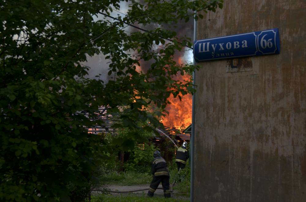 Пожар сараев в Пролетарском округе: фоторепортаж Пожар сараев в Пролетарском округе: фоторепортаж