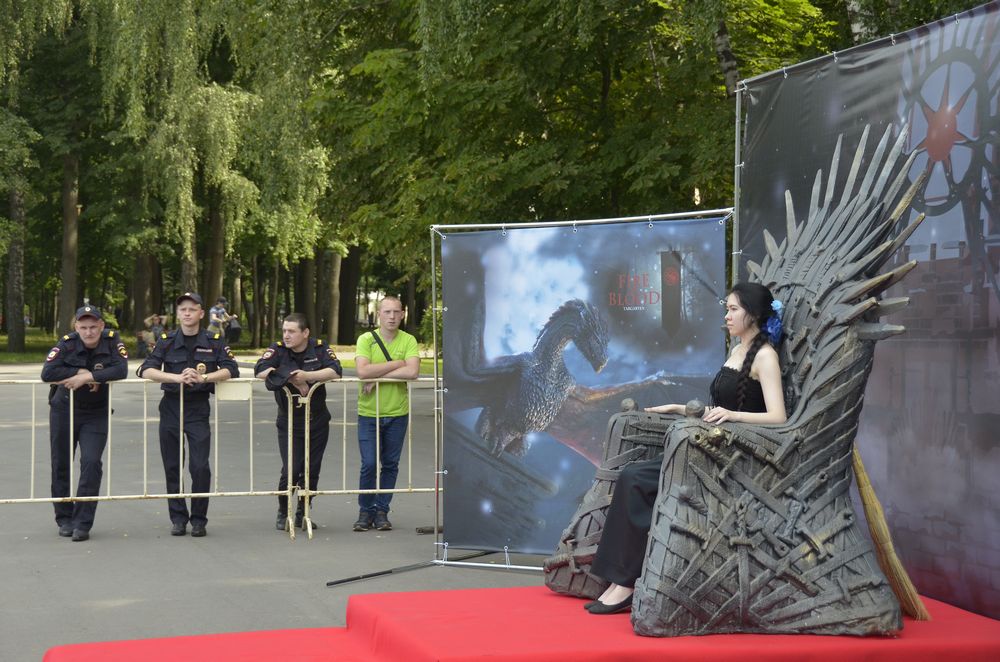 Туляки посидели на троне из "Игры престолов": ФОТО Туляки посидели на троне из "Игры престолов": ФОТО