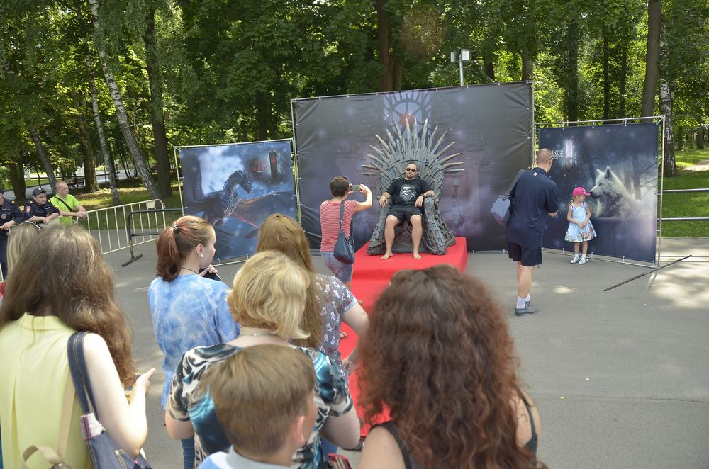Туляки посидели на троне из "Игры престолов": ФОТО Туляки посидели на троне из "Игры престолов": ФОТО