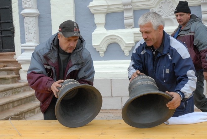 Разгрузка новых колоколов в Тульском кремле