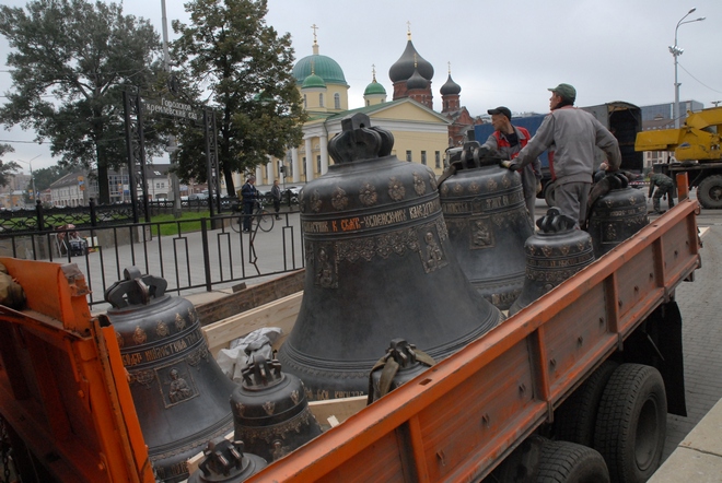 Разгрузка новых колоколов в Тульском кремле