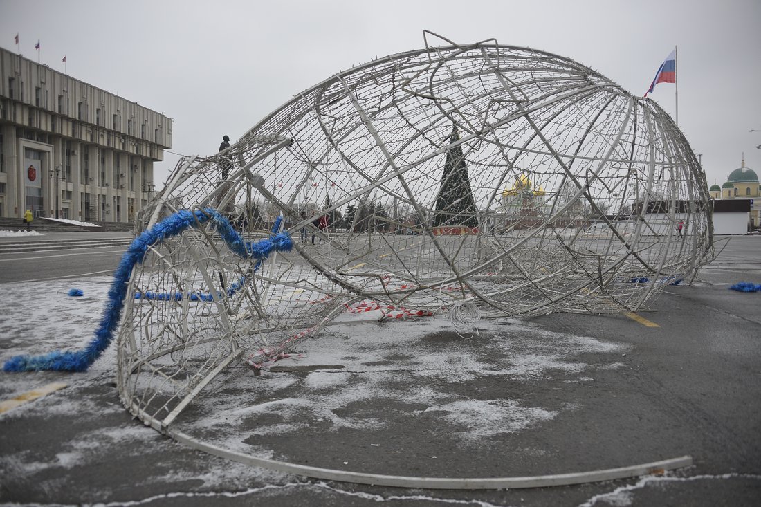 Разбит новогодний шар в центре Тулы: ФОТО