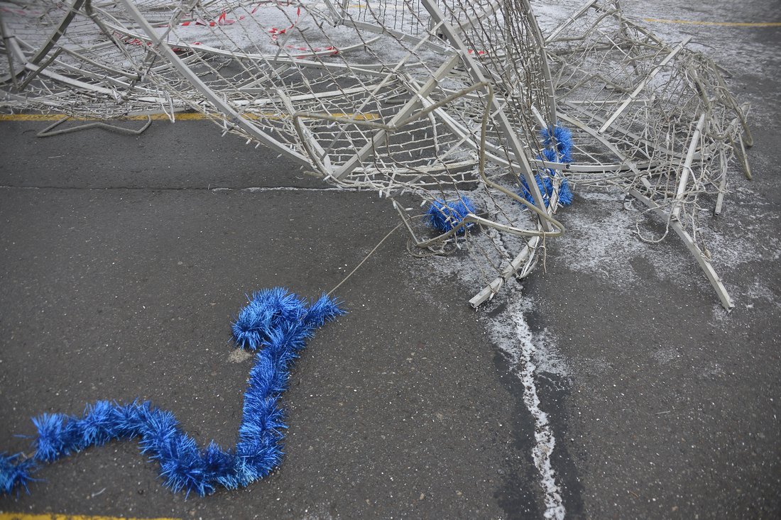 Разбит новогодний шар в центре Тулы: ФОТО
