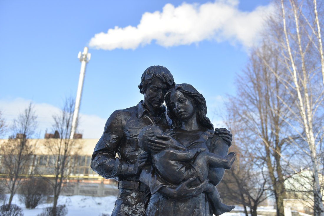 Скульптура "Счастливая тульская семья": ФОТО