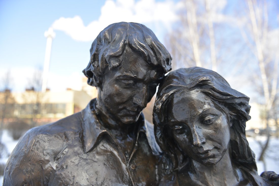 Скульптура "Счастливая тульская семья": ФОТО