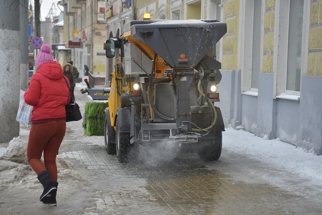 Как город убирают от снега: ФОТО