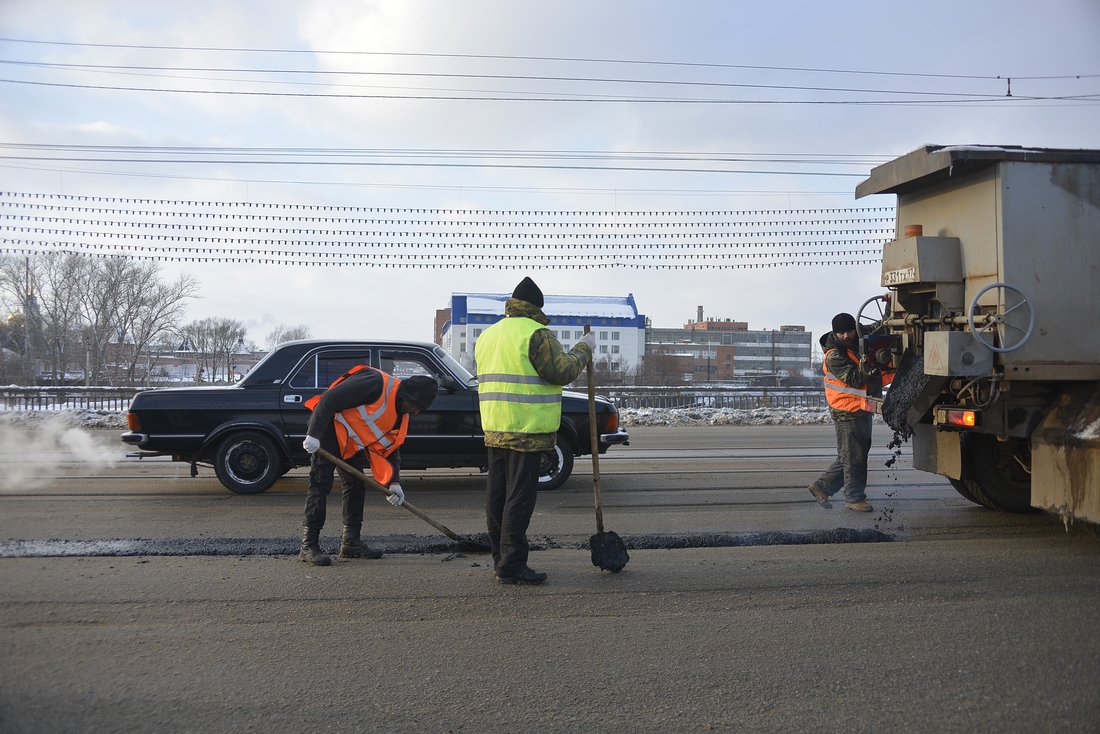 Ямочный ремонт на Пролетарском мосту: ФОТО