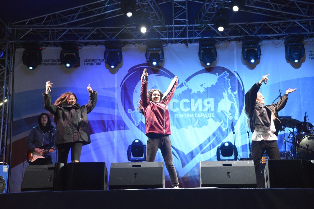 Ледовое шоу и группа "Серебро": ФОТО
