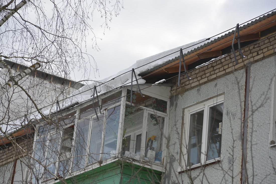 Сорванные сходом снега ограждения крыши в пос. Молодежный: ФОТО Сорванные сходом снега ограждения крыши в пос. Молодежный: ФОТО