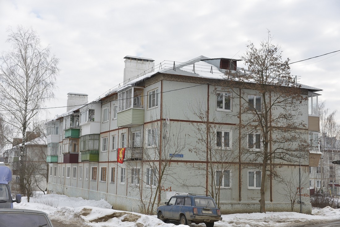 Сорванные сходом снега ограждения крыши в пос. Молодежный: ФОТО Сорванные сходом снега ограждения крыши в пос. Молодежный: ФОТО
