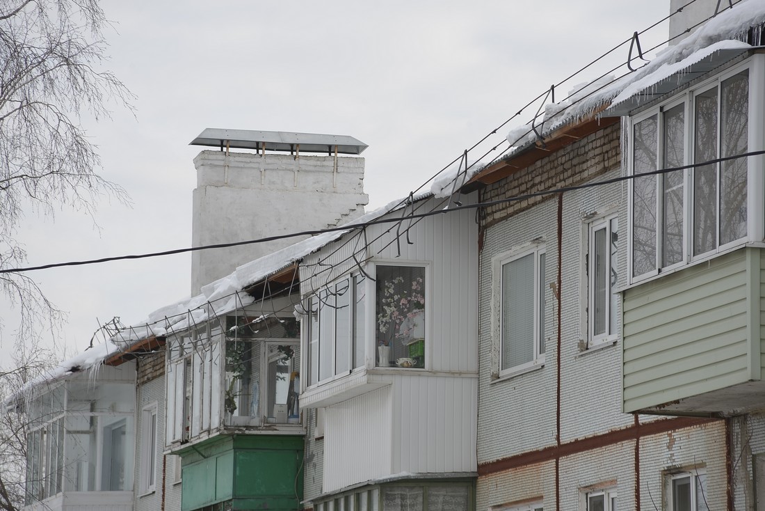 Сорванные сходом снега ограждения крыши в пос. Молодежный: ФОТО Сорванные сходом снега ограждения крыши в пос. Молодежный: ФОТО