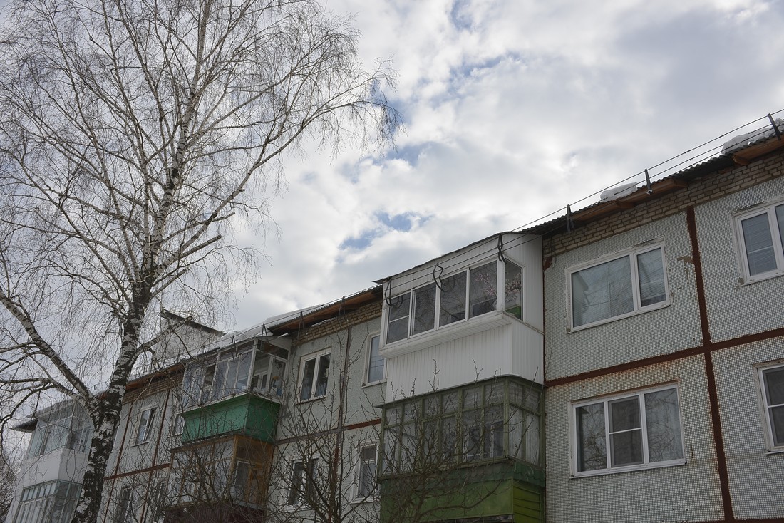 Сорванные сходом снега ограждения крыши в пос. Молодежный: ФОТО Сорванные сходом снега ограждения крыши в пос. Молодежный: ФОТО
