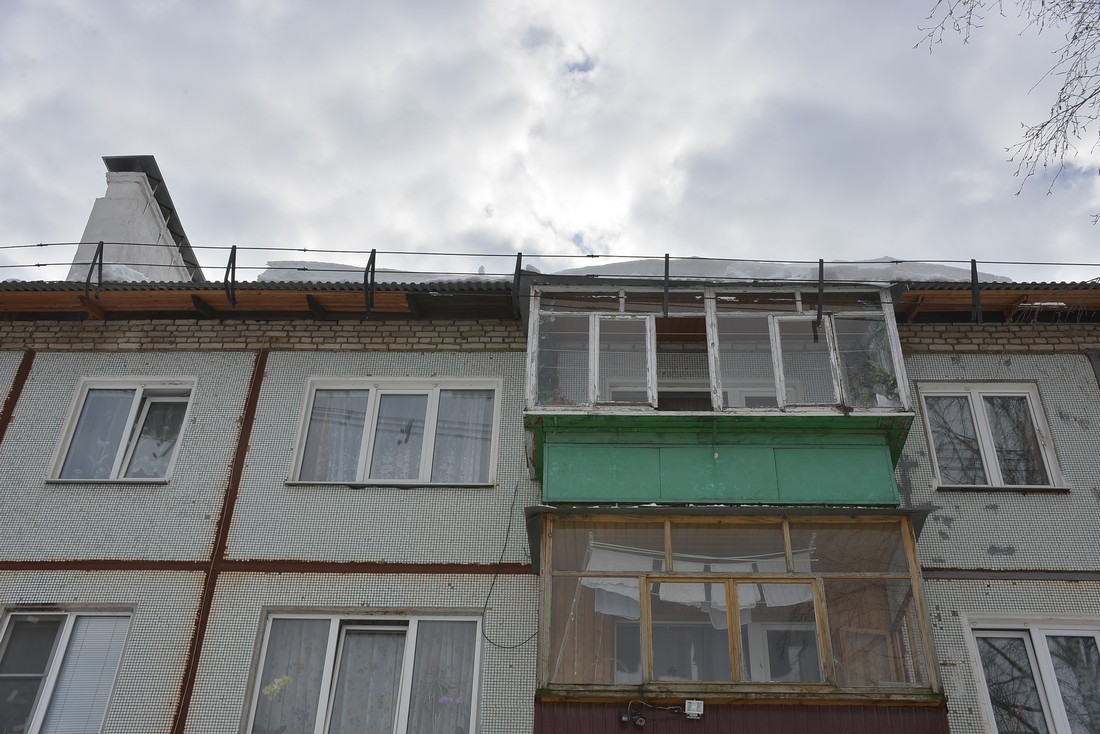Сорванные сходом снега ограждения крыши в пос. Молодежный: ФОТО Сорванные сходом снега ограждения крыши в пос. Молодежный: ФОТО