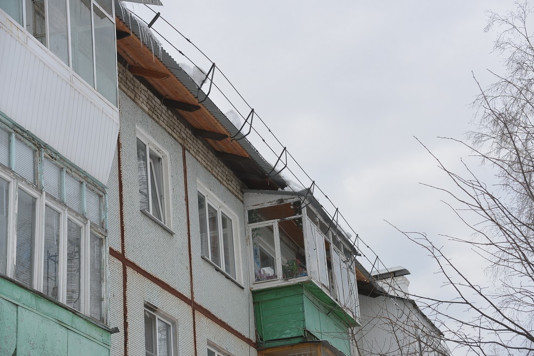 Сорванные сходом снега ограждения крыши в пос. Молодежный: ФОТО Сорванные сходом снега ограждения крыши в пос. Молодежный: ФОТО