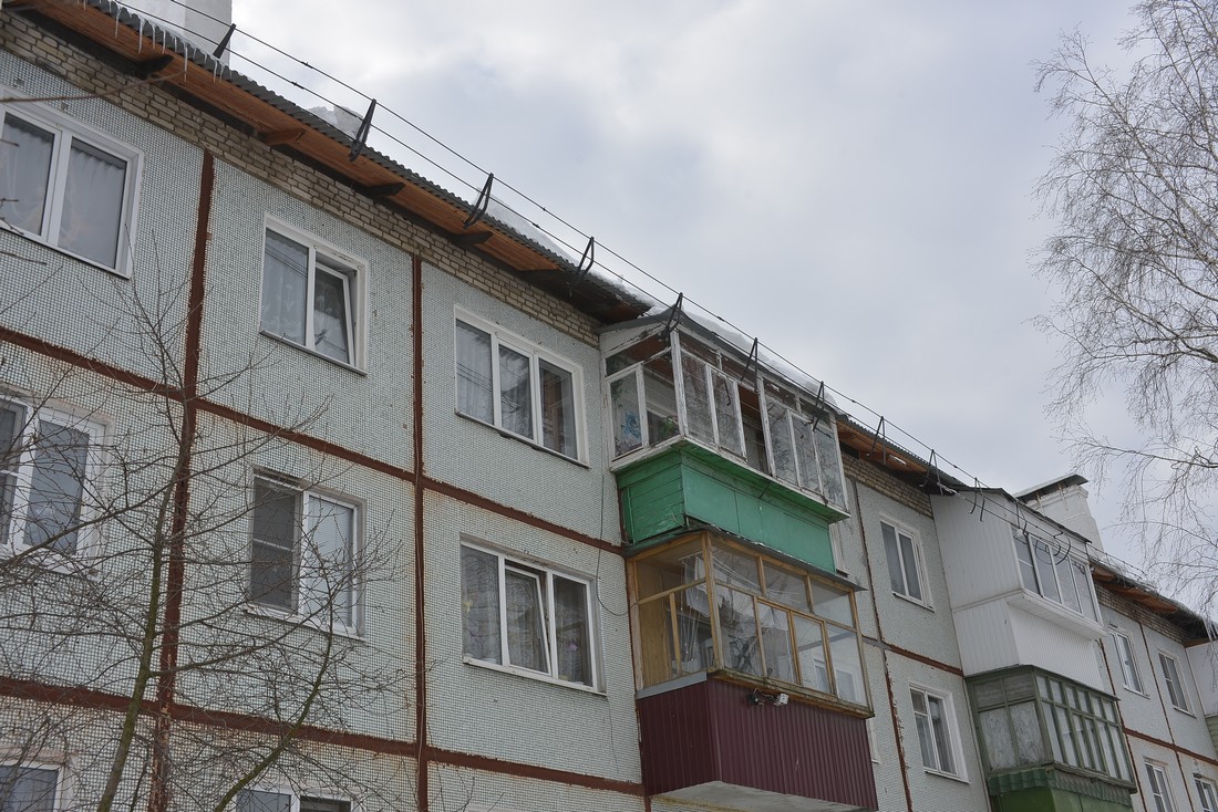 Сорванные сходом снега ограждения крыши в пос. Молодежный: ФОТО Сорванные сходом снега ограждения крыши в пос. Молодежный: ФОТО