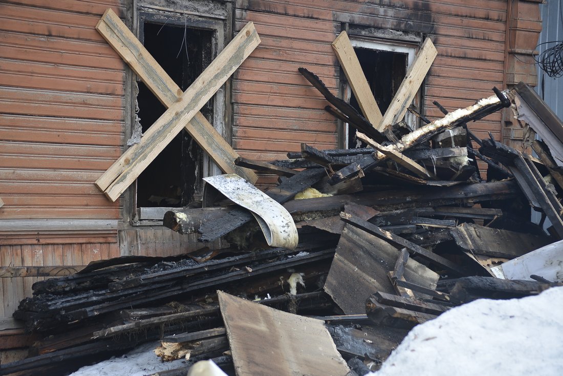 При разборе сгоревшего дома погиб человек: ФОТО