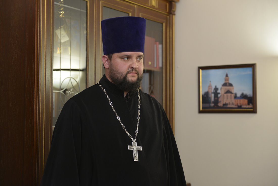 Возвращение оклада иконы Святого Феодосия Черниговского церкви: ФОТО