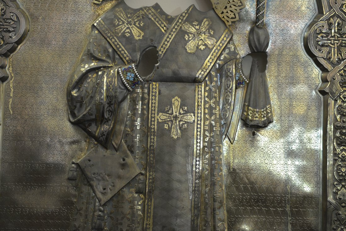Возвращение оклада иконы Святого Феодосия Черниговского церкви: ФОТО