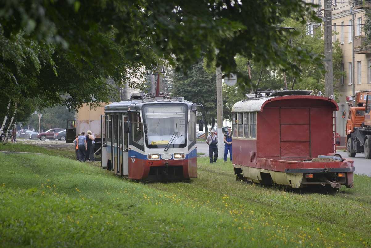 На Станиславского трамвай сошел с рельс: ФОТО