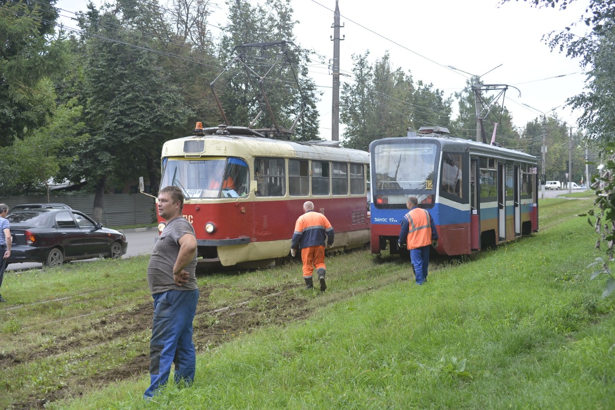 На Станиславского трамвай сошел с рельс: ФОТО