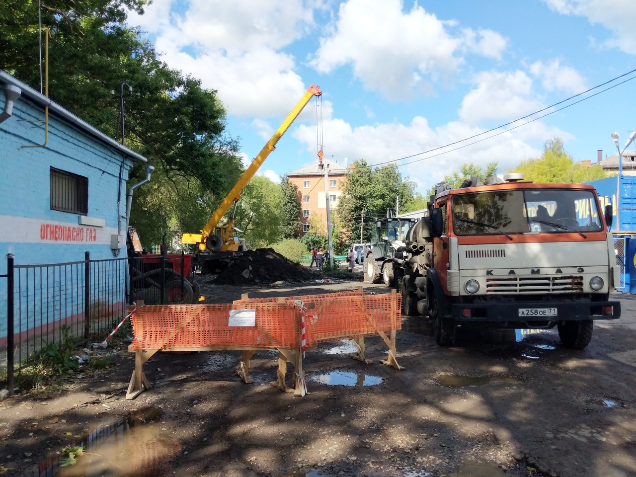На Красноармейском проспекте в Туле устраняют порыв. ФОТО На Красноармейском проспекте в Туле устраняют порыв. ФОТО