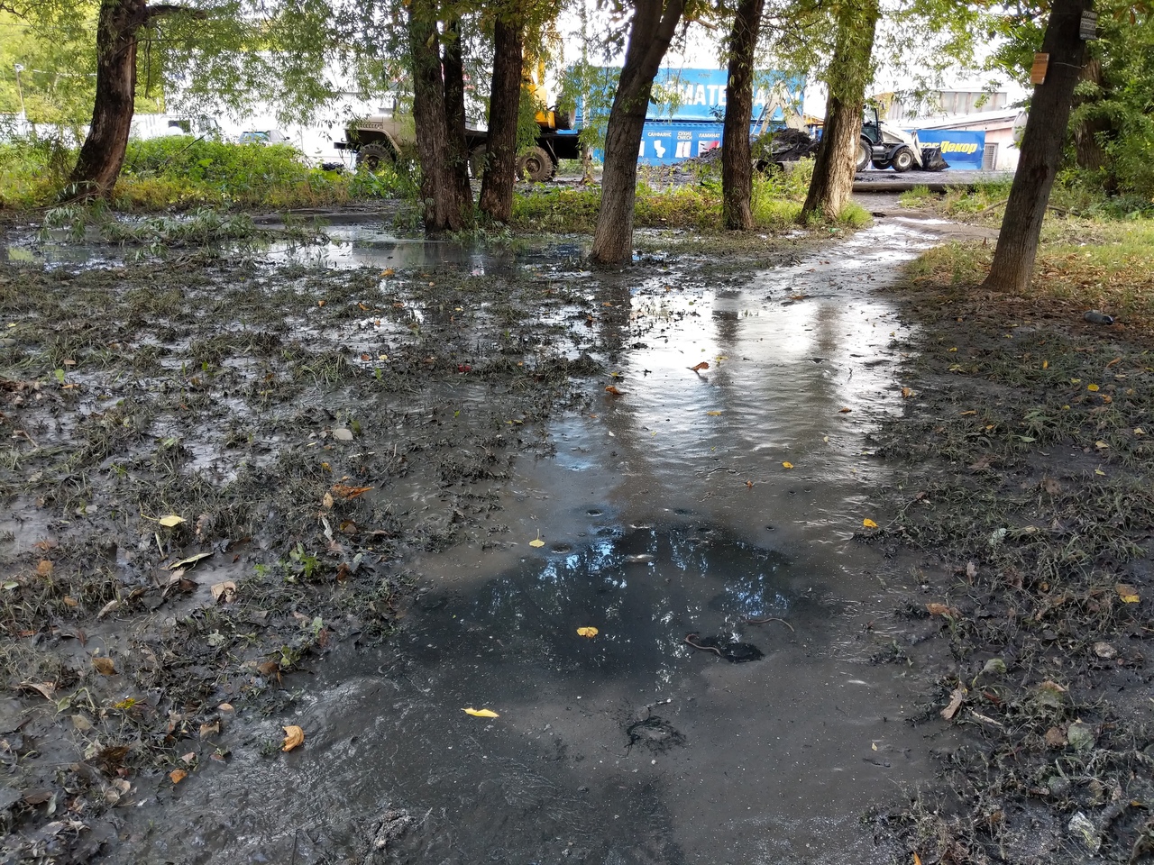 На Красноармейском проспекте в Туле устраняют порыв. ФОТО На Красноармейском проспекте в Туле устраняют порыв. ФОТО