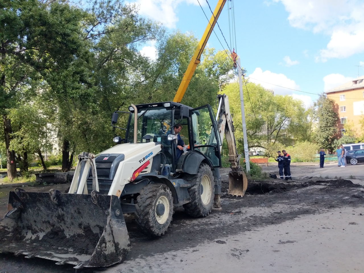 На Красноармейском проспекте в Туле устраняют порыв. ФОТО На Красноармейском проспекте в Туле устраняют порыв. ФОТО