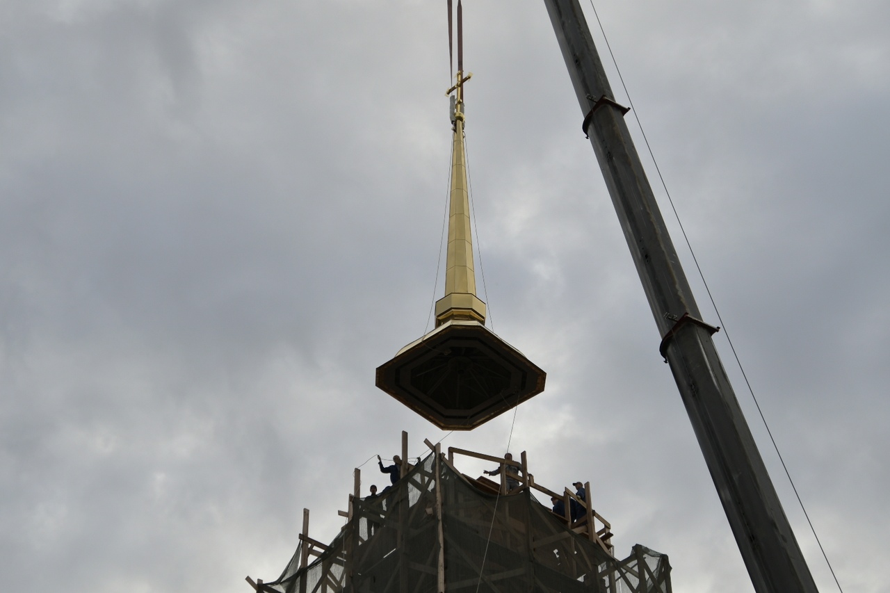 Воздвижение креста на колокольню храма Святых Апостолов Петра и Павла в Туле. ФОТО
