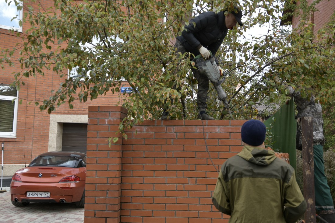 Снос незаконных построек в коттеджном поселке у Платоновского парка: ФОТО