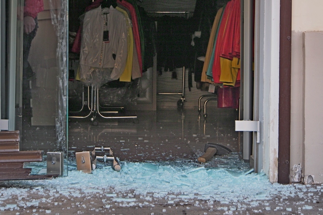 Дерзкое ограбление салона шуб в центре города: фоторепортаж