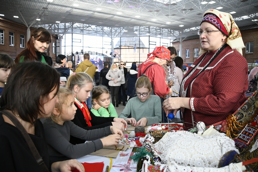 День Народного Единства в атриуме: ФОТО День Народного Единства в атриуме: ФОТО