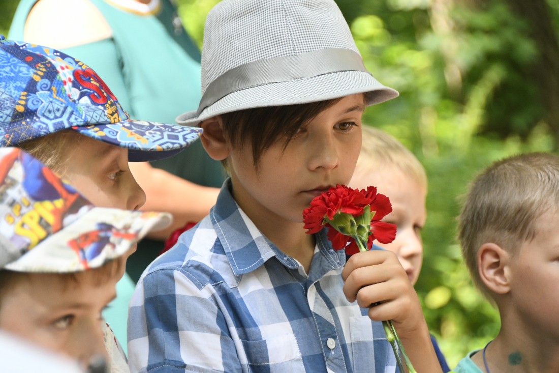 Возложения цветов накануне Дня Памяти и Скорби в парке: ФОТО
