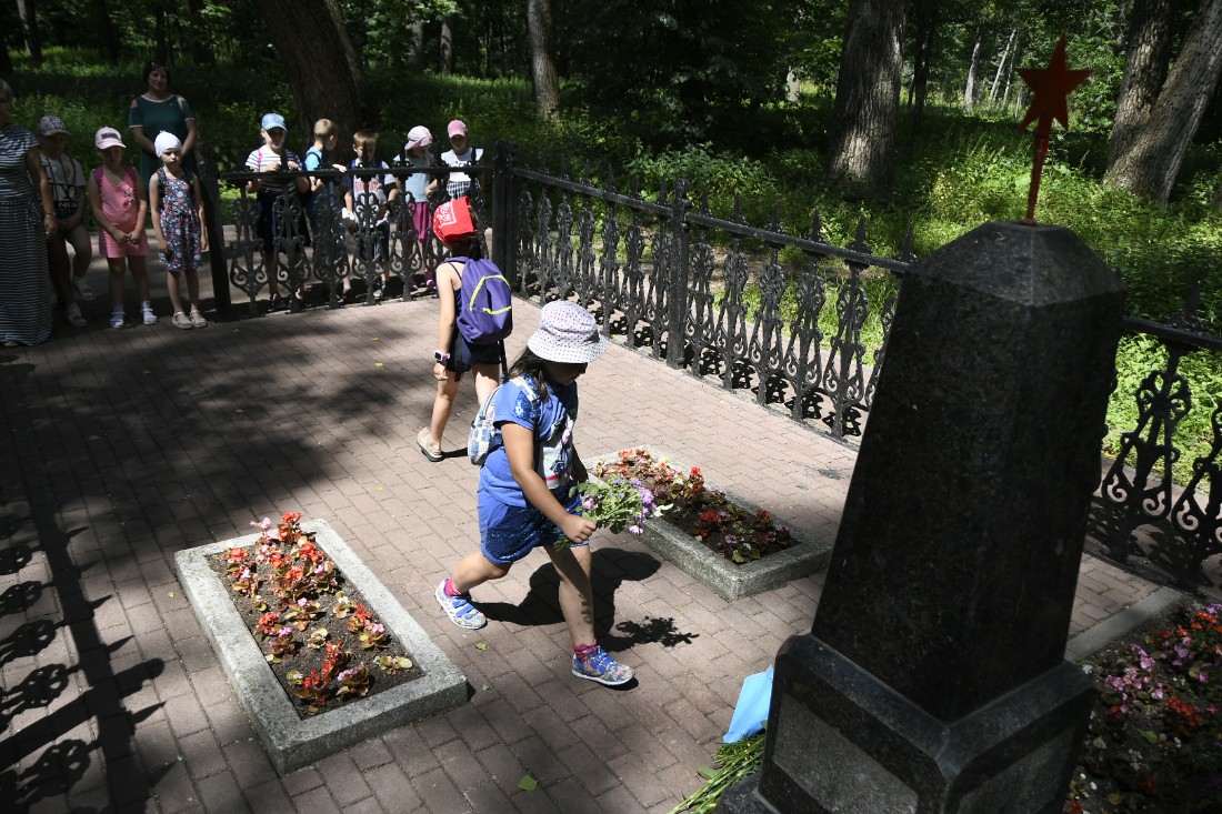 Возложения цветов накануне Дня Памяти и Скорби в парке: ФОТО