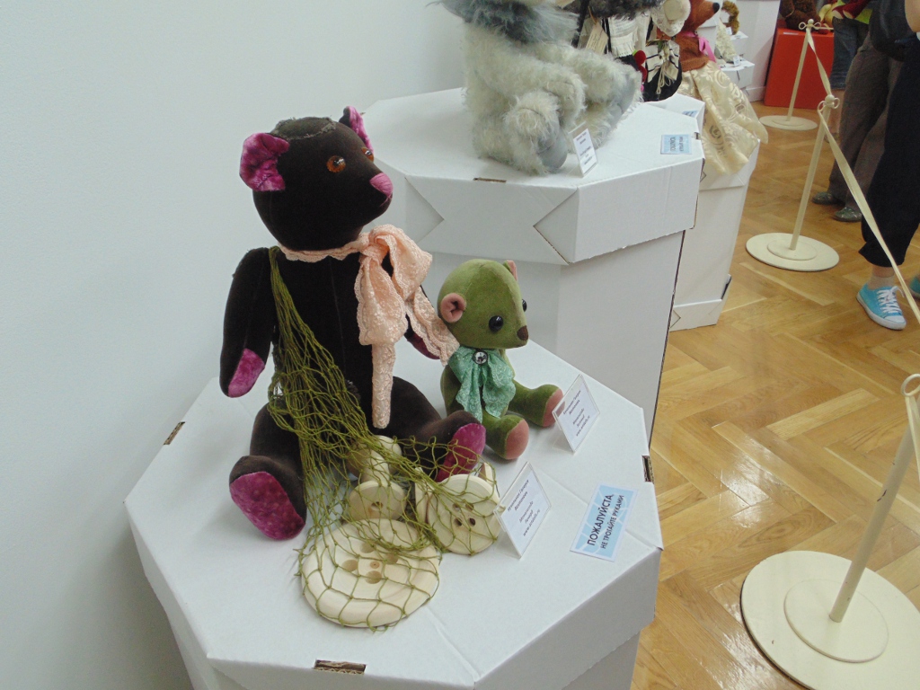 Фото с выставки «Загадка плюшевого мишки Тедди»