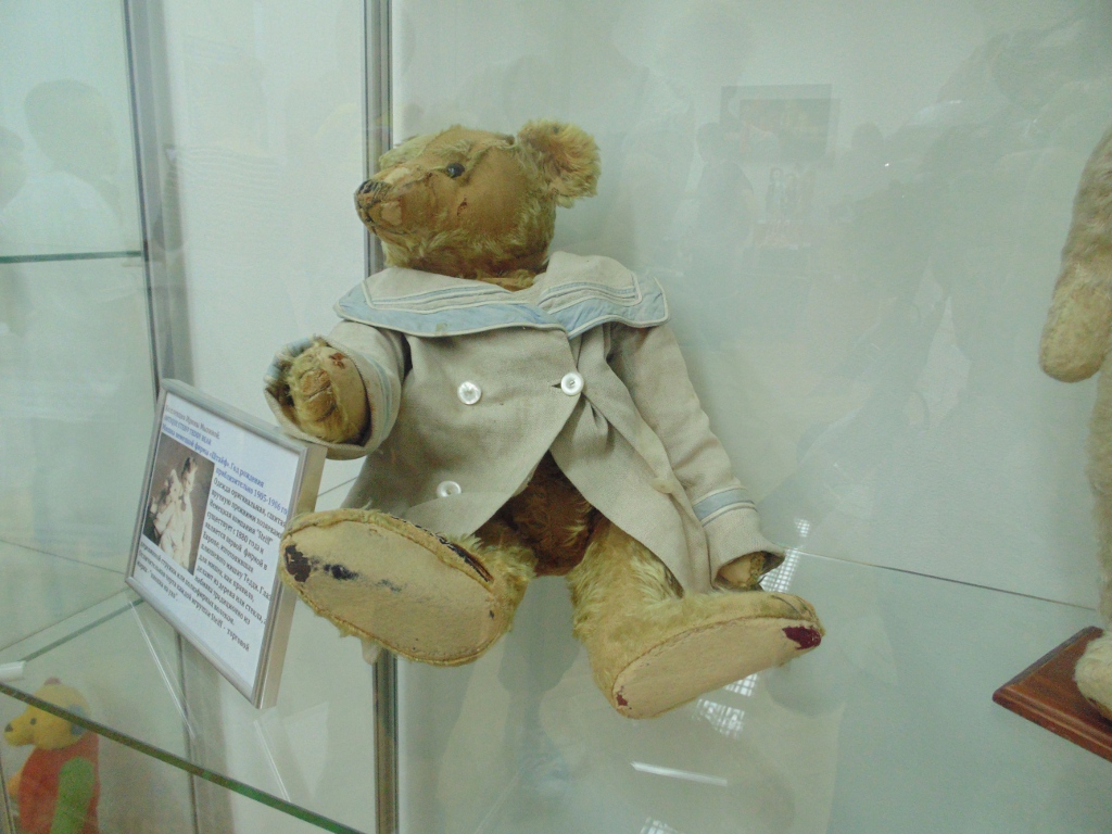 Фото с выставки «Загадка плюшевого мишки Тедди»