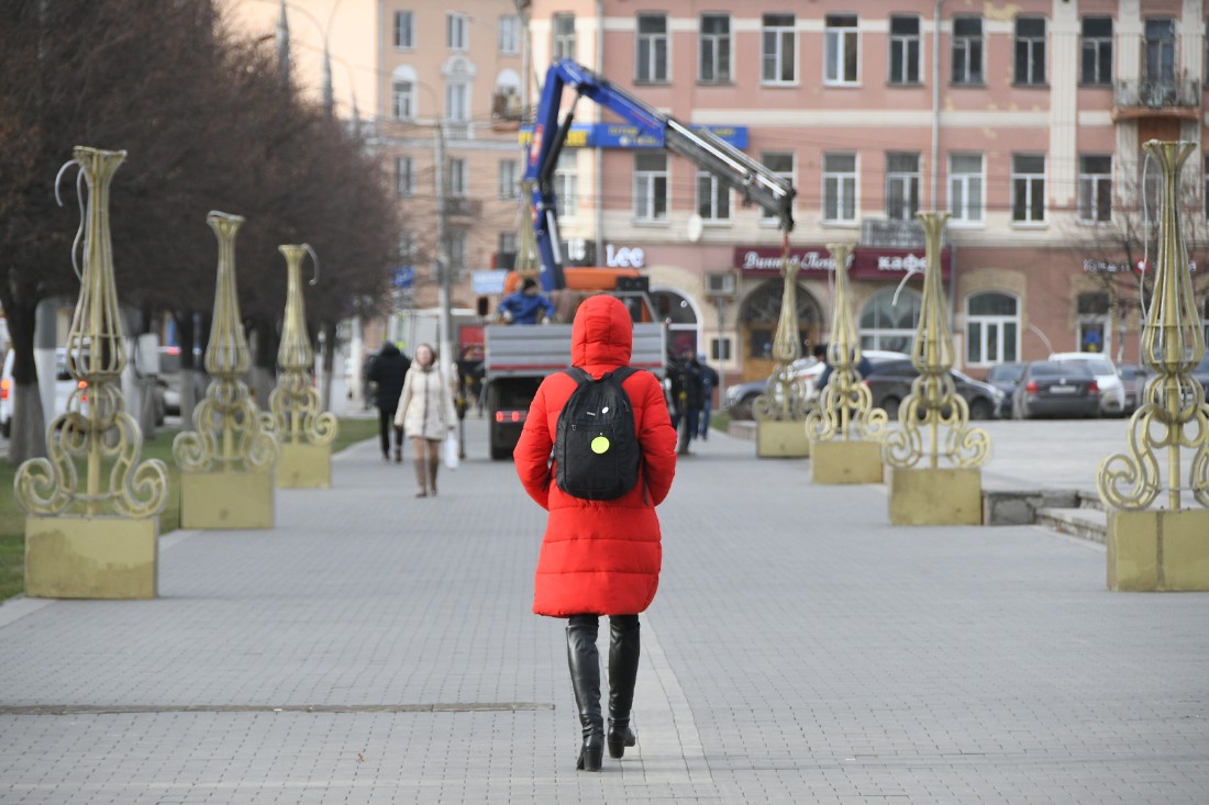 Площадь Ленина украшают к Новому году: ФОТО