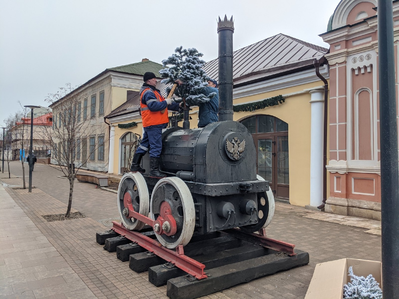 В Туле улица Металлистов «обрастает» креативными елками | 25.12.2019 |  Культура | Центр71 - все новости Тулы