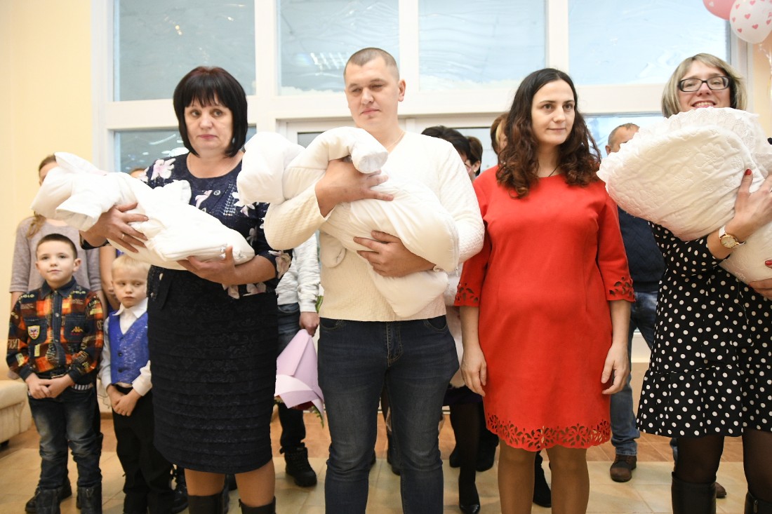 Новогодняя выписка тройни: ФОТО Новогодняя выписка тройни: ФОТО
