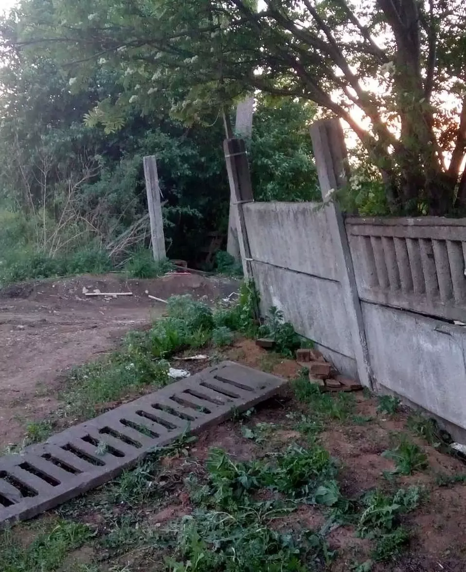 В Богородицке на шестилетнего мальчика упал бетонный забор: обвинение предъявили главе района
