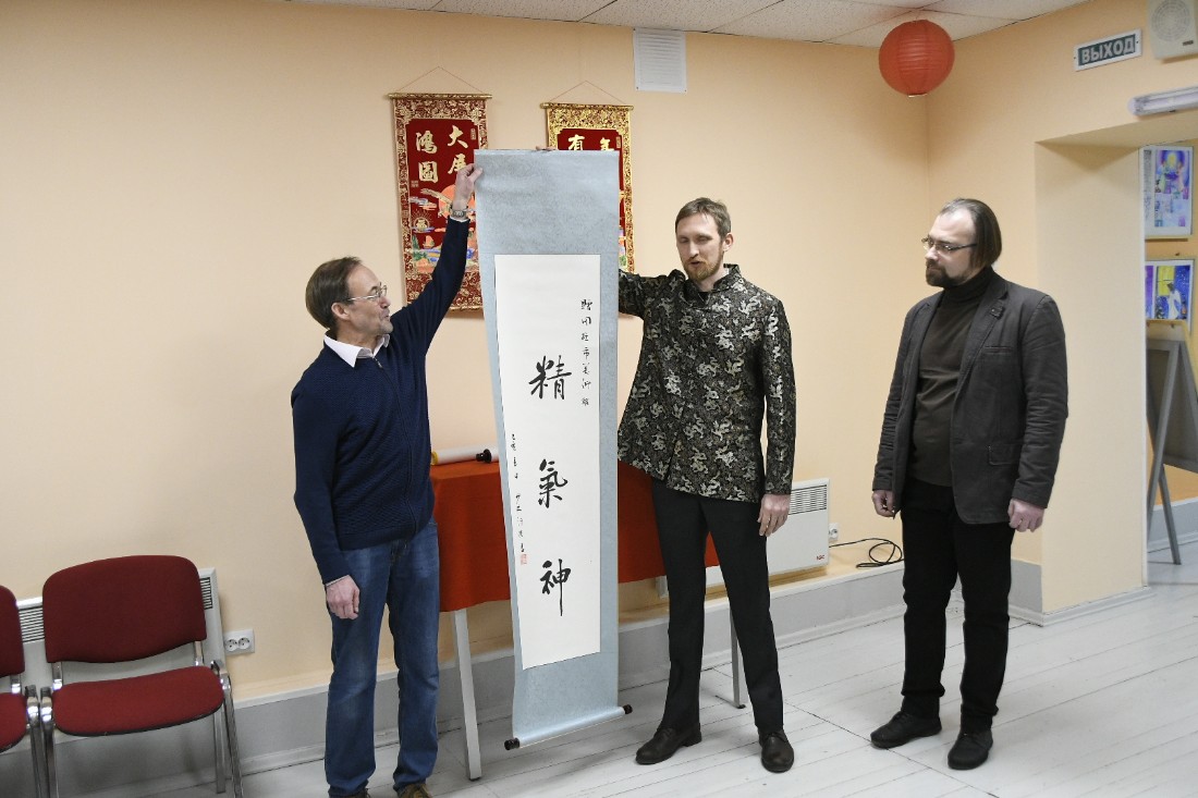 Передача калиграфических свитков китайского мастера в художественный музей: ФОТО Передача калиграфических свитков китайского мастера в художественный музей: ФОТО