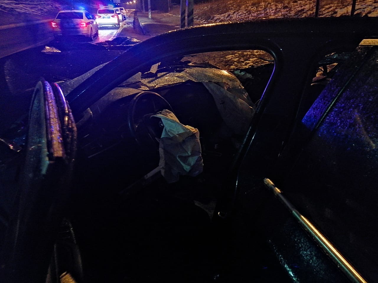 Разбитая машина на трассе ночью