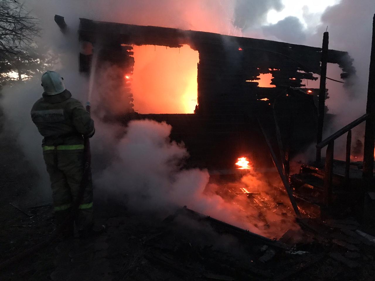 В Тульской области горящий дом тушили больше двух часов: пострадали  несколько человек | 01.04.2020 | Происшествия | Центр71 - все новости Тулы