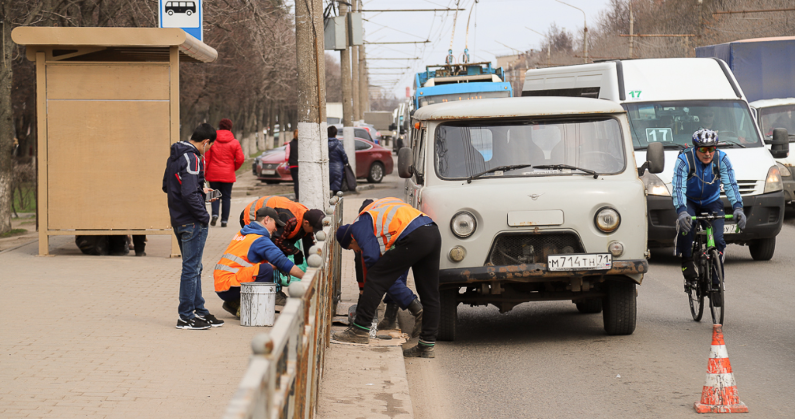 В Туле моют и красят дорожные ограждения | 03.04.2020 | Общество | Центр71  - все новости Тулы