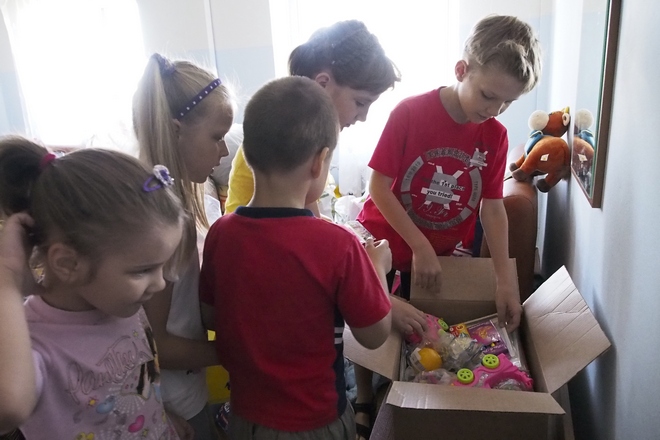 "Центр 71" привёз подарки беженцам с Украины; фоторепортаж
